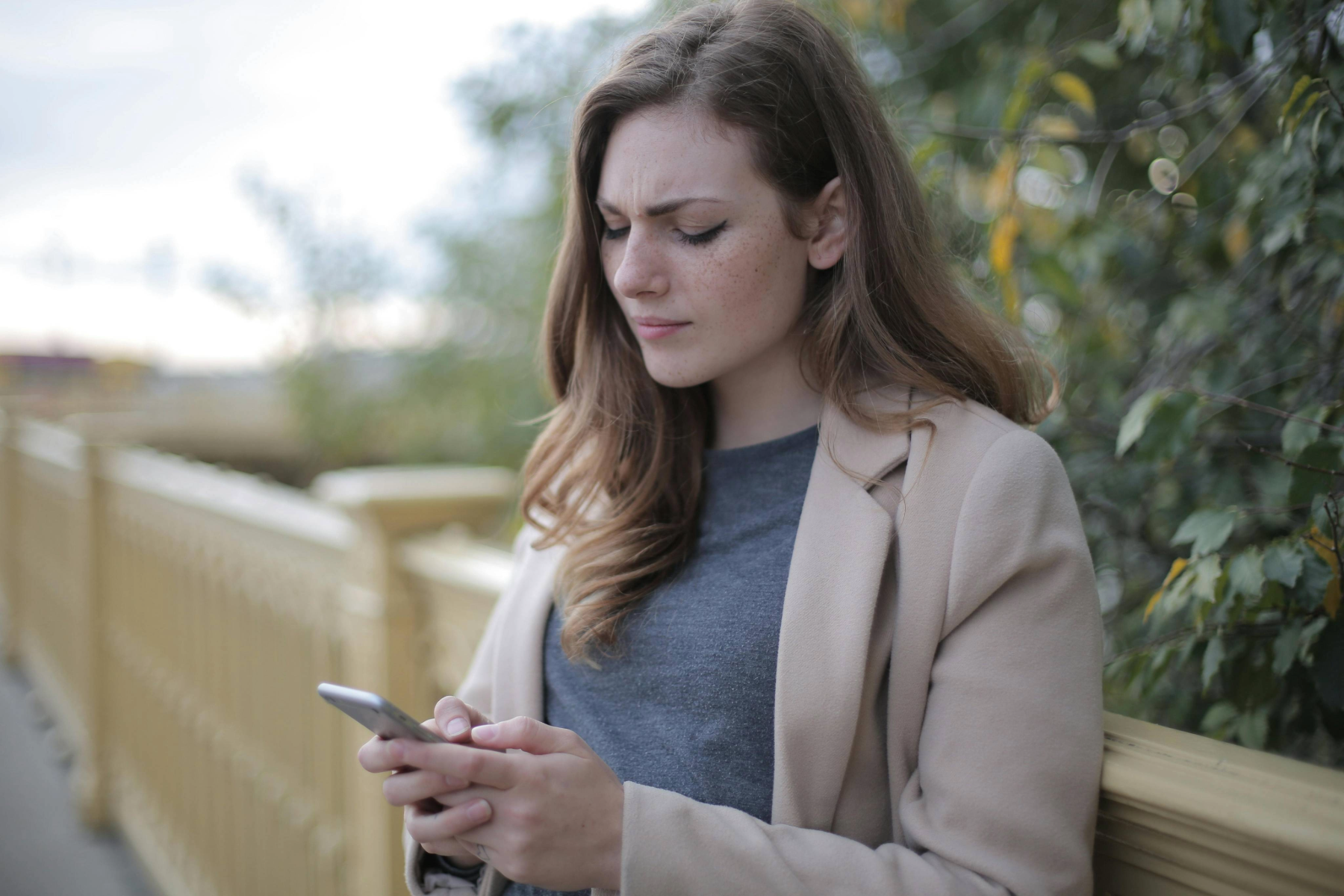Protégete de estafas en WhatsApp y otras apps de mensajería con estos consejos tecnológicos
