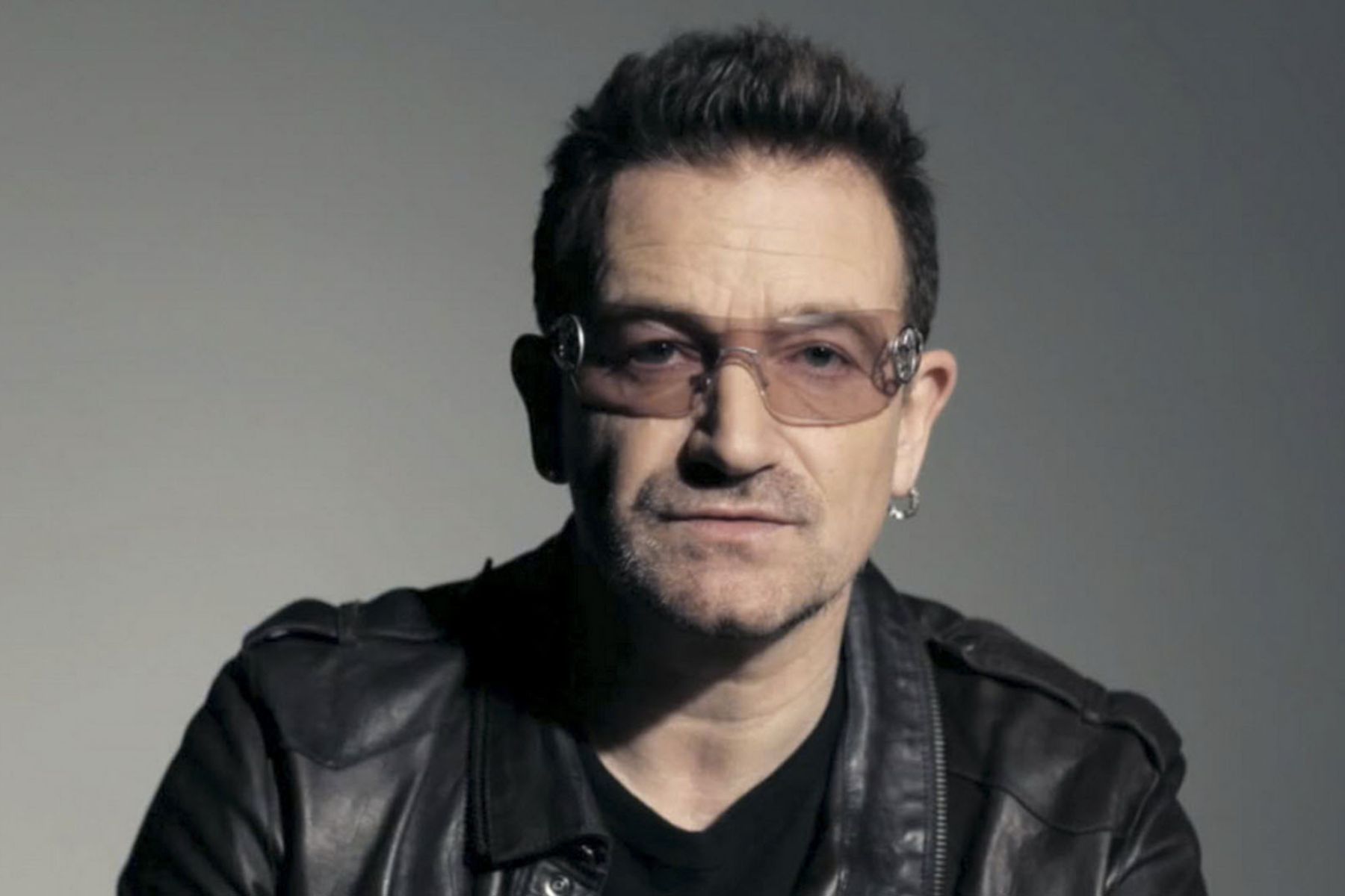 Bono condena la eliminación de programa humanitario por parte de Trump