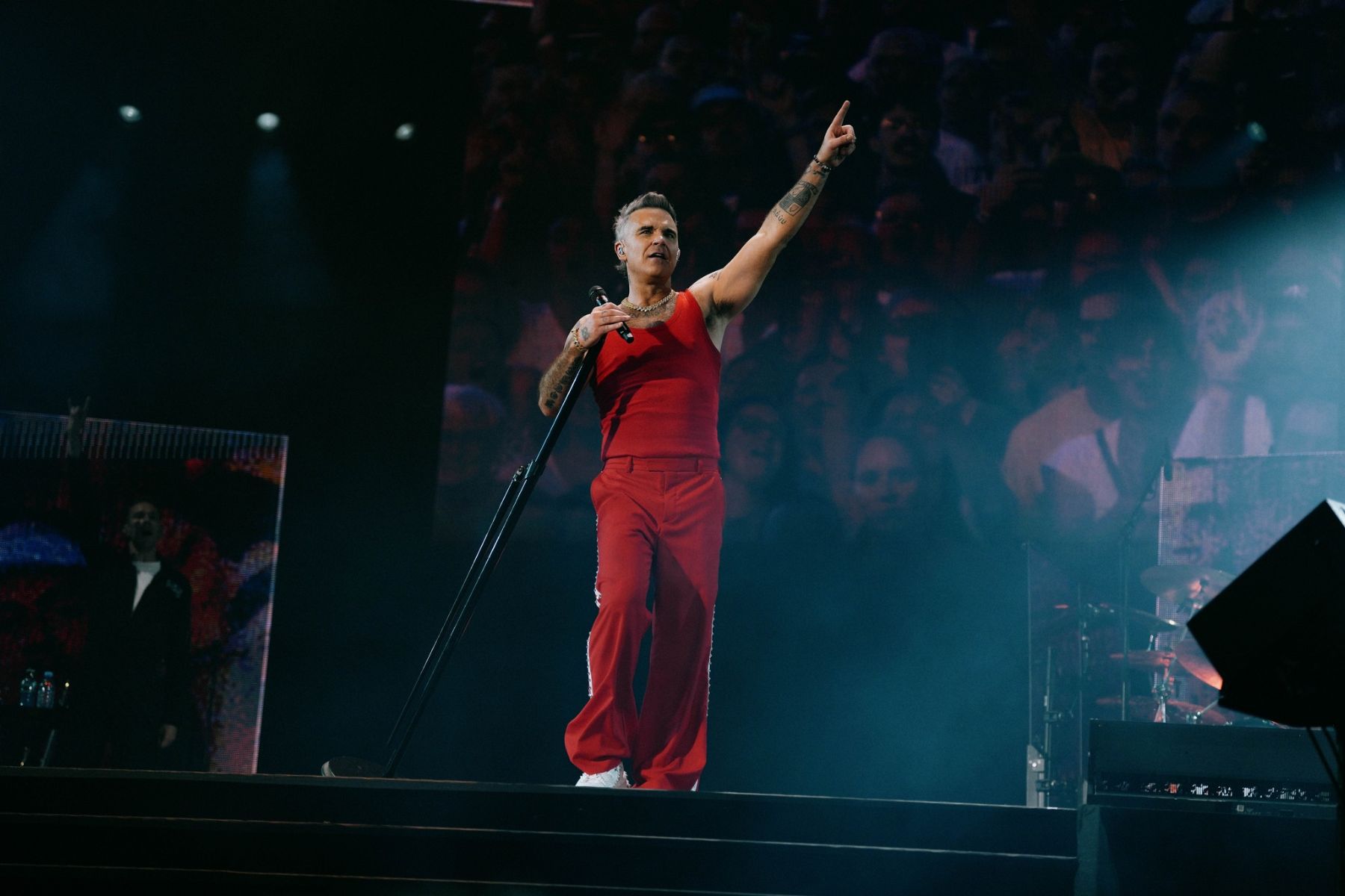 Robbie Williams lanza “Spies” de su nuevo álbum BRITPOP