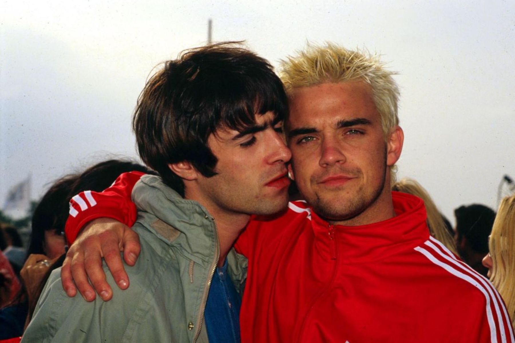 Robbie Williams rinde homenaje a Oasis en Londres