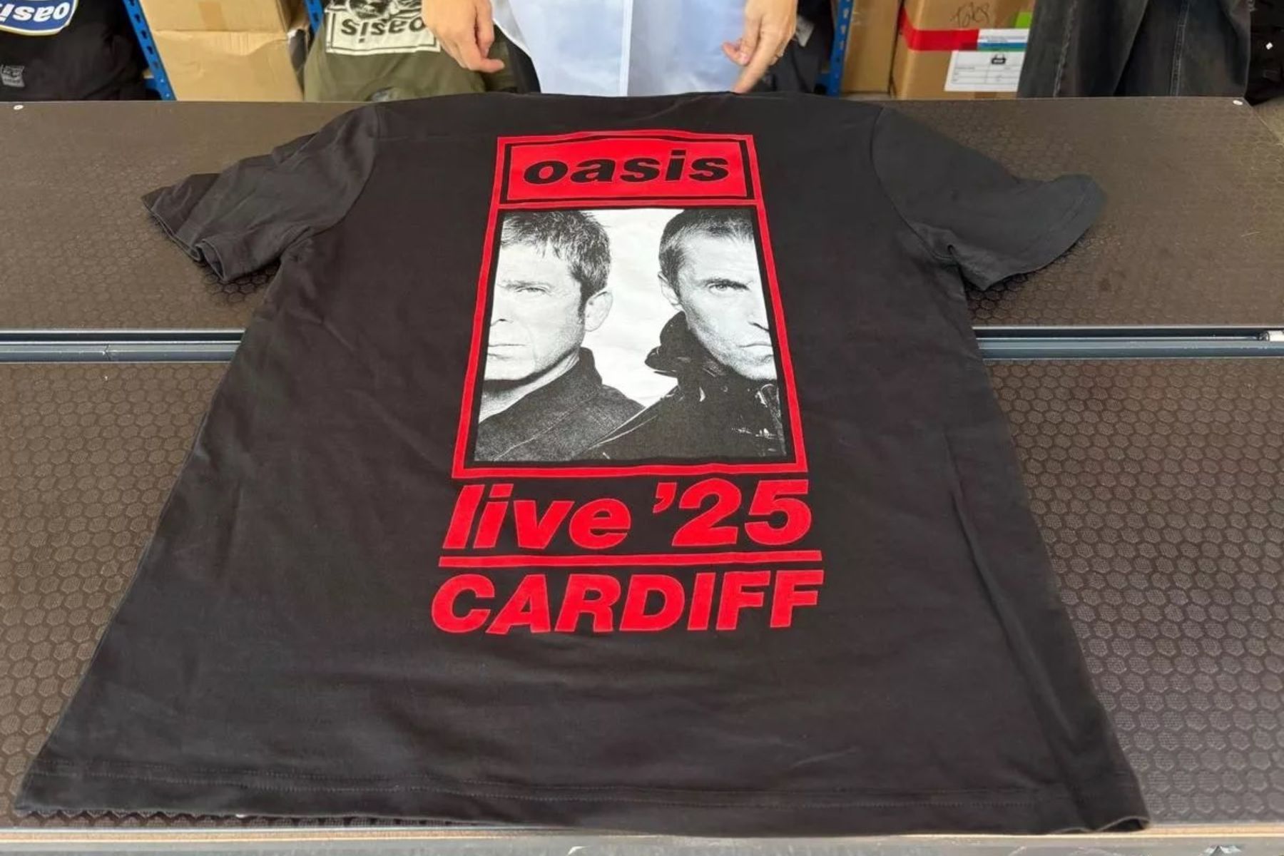 Oasis lanza su nueva línea de mercancía para la gira Live ’25