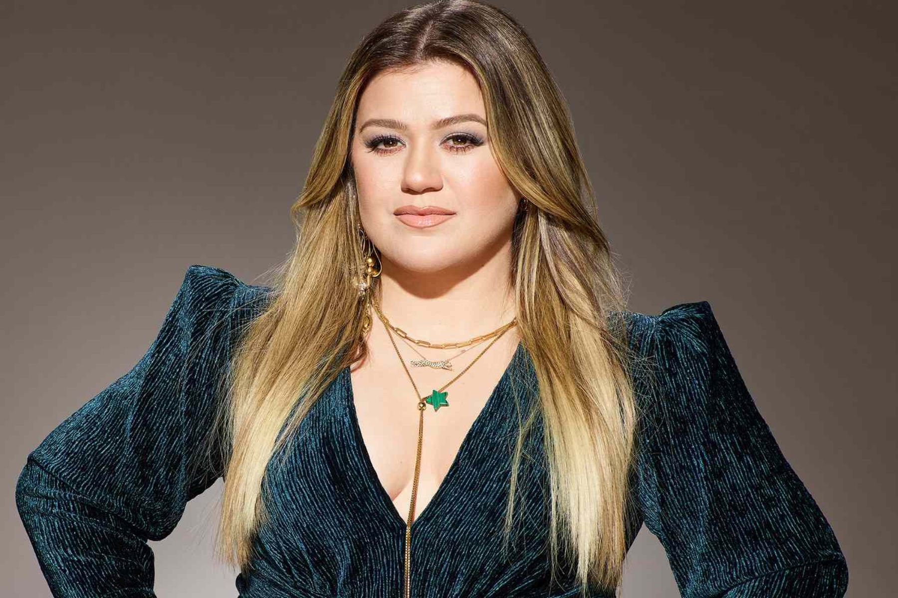 Kelly Clarkson pospone residencia en Las Vegas por salud de su exesposo