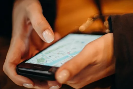 Cuatro funciones de Google Maps y Waze que te salvan en la ciudad